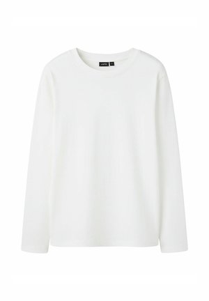 Wit shirt met lange mouwen en een ronde hals met een klein zwart labeltje bij de halslijn op een effen witte achtergrond.