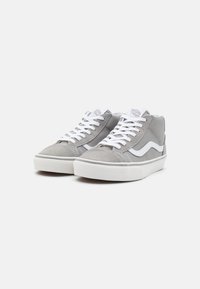 Zapatillas altas grises con una mezcla de ante y tejido, lazadas blancas y una franja lateral blanca. Presenta un cuello acolchado y una suela texturizada.