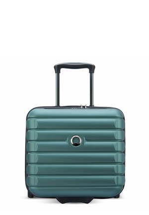 Maleta de mano rígida en color verde azulado con un acabado texturizado, diseño de ribete horizontal, acentos en negro y un asa retráctil.