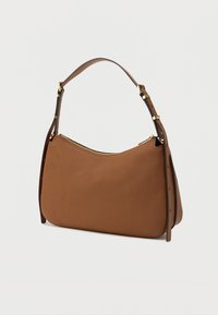 Καφέ δερμάτινη τσάντα ώμου με υφή, στρογγυλεμένο σχήμα, κλείσιμο με φερμουάρ και μακρύ, ρυθμιζόμενο ιμάντα με χρυσά μεταλλικά στοιχεία.