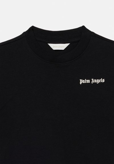 Μαύρο T-shirt με στρογγυλή λαιμόκοψη, με λευκό λογότυπο "Palm Angels" σε γοτθικό στυλ στο αριστερό στήθος και ταμπέλα με το ίδιο μοτίβο στο εσωτερικό του γιακά.