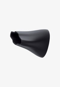 Svart, glatt materiale med en smal, avsmalnende design; utvidet ved basen med en vinklet åpning, som ligner en moderne vase eller beholder.