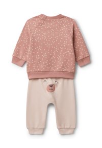 Różowa bluza z białymi kropkami; długie rękawy. Beżowe spodnie z grafiką twarzy misia. Miękka dzianina bawełniana. Przytulny fason.