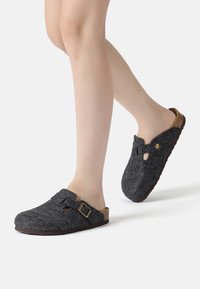 EVERAU Clogs - black