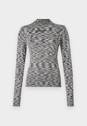 Cămașă cu mânecă lungă și gât înalt, într-un model melanj de negru și gri. Prezintă un design ajustat cu un logo subtil în partea din față. Material moale, texturat.