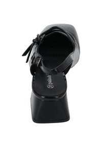 Svart lackläder klackskor med blockklack och öppen baksida, justerbart band med spänne och en slät, glansig yta.