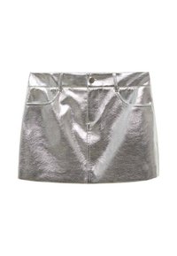 Jupe mini argentée métallique avec une finition lisse et brillante. Présente une coupe ajustée, des poches avant et des détails de couture contrastés.