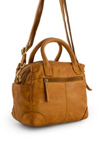 Tan lædertaske med dobbelte håndtag, justerbar crossbody-strop, frontlynlås lomme og struktureret finish. Udstyret med detaljer i messing.