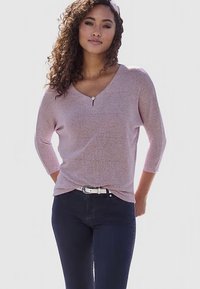 Hellrosa, V-Ausschnitt Pullover mit Dreiviertelärmeln. Weiche Textur mit dezentem Schimmer. Verfügt über einen dekorativen Knopf am Halsausschnitt.