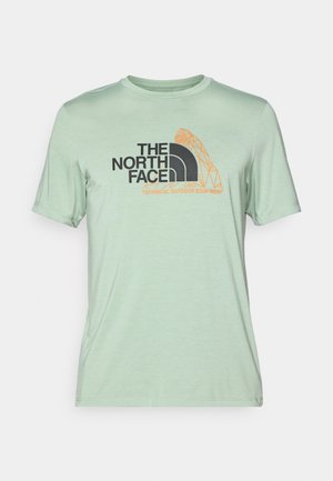 Mintgrünes T-Shirt aus leichtem Stoff; kurze Ärmel; mit einem schwarzen und orangefarbenen grafischen Logo auf der Vorderseite, das Text enthält.