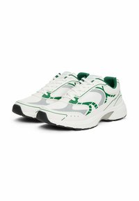 Scarpe da ginnastica bianche con accenti verdi, realizzate in materiale mesh e sintetico, con punta arrotondata e suola testurizzata con un evidente motivo battistrada.
