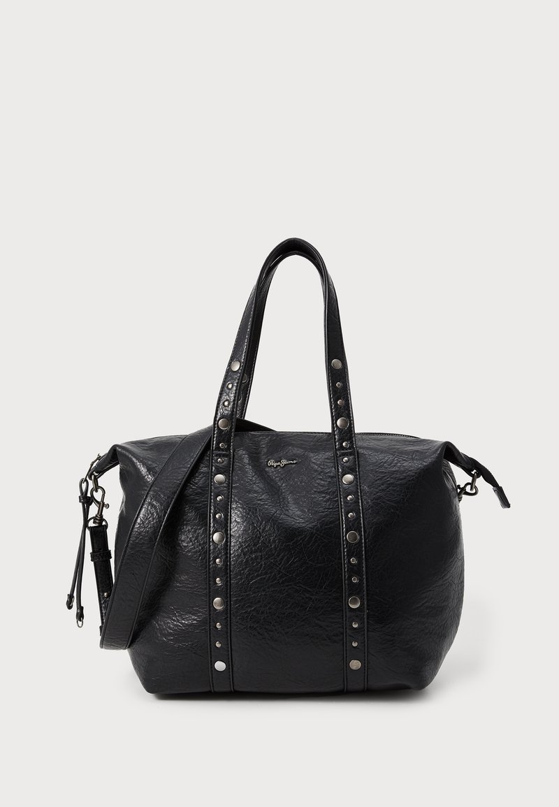 Saco de imitação de pele preto com tachas prateadas à frente, duas alças, alça de ombro ajustável e fecho de zíper no topo.