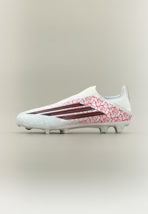 Taco de fútbol con parte superior blanca con un patrón de rosas rojas, superficie texturizada y franjas negras como acento. Incluye tacos moldeados para mejor tracción.