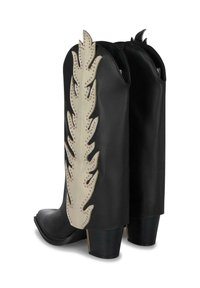 Botas de vaquero de cuero negro con un diseño texturizado de hojas blancas y tachuelas metálicas, tacón en ángulo y punta afilada.