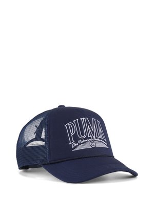 Gorra trucker azul marino de Puma con parte trasera de malla y visera curva, con logo y eslogan de Puma bordados en blanco en el panel frontal.