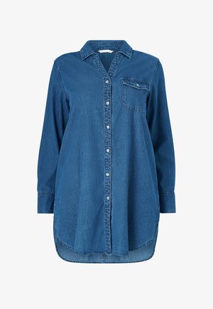 Blaues Jeanshemd mit langen Ärmeln, durchgehendem Knopfverschluss, Kragen und einer Brusttasche; lockere Passform mit geschwungenem Saum und strukturierter Stoffqualität.
