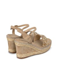Sandali con tacco a cuneo beige con dettagli di perline, doppie cinghie alla caviglia e una piattaforma rivestita in juta intrecciata. Morbido texture simile alla pelle scamosciata.
