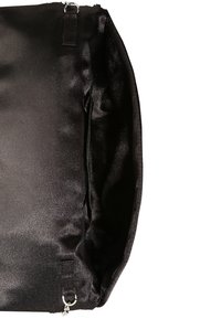 Schwarze Satin-Clutch mit einem oberen Reißverschluss, abgerundeten Kanten und kleinen Metallringen an den oberen Ecken für einen abnehmbaren Gurt.
