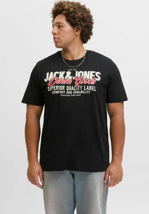 Schwarzes Kurzarm-T-Shirt mit auffälligem weißen und roten grafischen Text, der auf der Vorderseite "JACK & JONES Denim Goods" lautet.