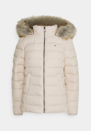 Roomkleurige gewatteerde winterjas met ritssluiting aan de voorkant, zijzakken en een capuchon gevoerd met bont.