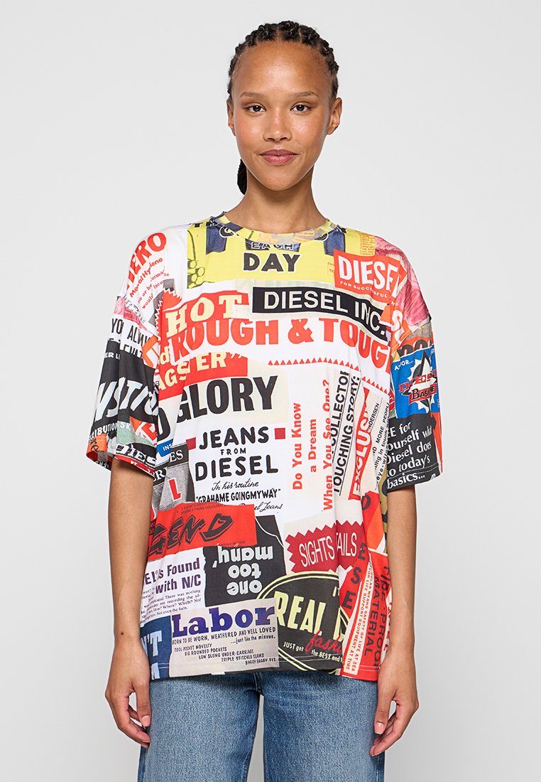 Bunt gemustertes Oversize-T-Shirt aus leichtem Stoff; präsentiert verschiedene Logos und Texte in Rot, Gelb, Schwarz und Blau über die gesamte Oberfläche.