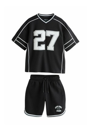 Schwarzes Sportoutfit mit einem kurzärmligen Trikot mit weißen Akzenten und der Nummer 27, kombiniert mit passenden Shorts mit Kordelzug und Logo.