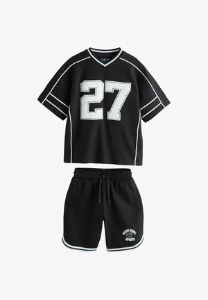 Sort sportstøj med en kortærmet trøje med hvide detaljer og nummer 27, kombineret med matchende shorts med snøre og logo.