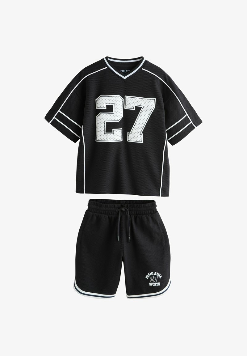 Conjunto deportivo negro que incluye una camiseta de manga corta con detalles blancos y el número 27, combinada con pantalones cortos a juego con cordón y logo.
