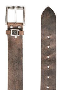 Brauner Ledergürtel mit einer silbernen Metallschnalle, die eine strukturierte Oberfläche, eine spitze Spitze und mehrere Löcher für eine verstellbare Größe aufweist.