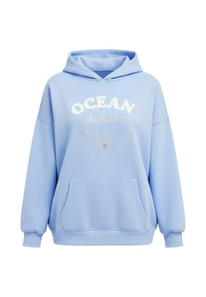Hellblauer Kapuzenpullover mit Fronttasche, mit dem Schriftzug „OCEAN please“ und drei bestickten Muscheln unter dem Text.