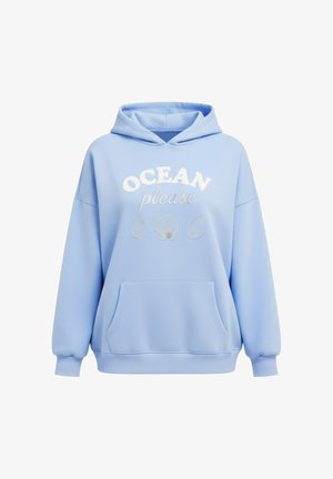 Hellblauer Kapuzenpullover mit Fronttasche, mit dem Schriftzug „OCEAN please“ und drei bestickten Muscheln unter dem Text.
