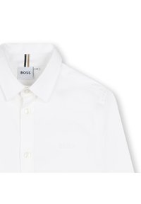 Weißes Button-Down-Hemd aus Baumwolle mit klassischem Kragen, besticktem "BOSS"-Logo auf der Brust und kontrastierenden Streifen am Kragen.