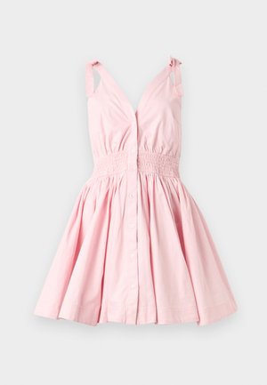 Φωτεινό ροζ φόρεμα χωρίς μανίκια με δεσίματα στους ώμους, κουμπιά μπροστά, σούρα στη μέση και φουσκωτή φούστα σε απλό φόντο.