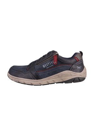 Chaussure décontractée pour homme en cuir bleu foncé avec des accents gris et rouges, dotée d'une fermeture éclair, d'un bout rond et d'une semelle en caoutchouc texturé.