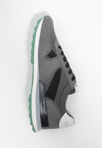 Graue Sneaker aus einer Mischung von Wildleder und Mesh, mit grüner Gummisohle, schwarzen Akzenten und einer einzigartig strukturierten Ferse. Verfügt über runde Schnürsenkel und Branding.