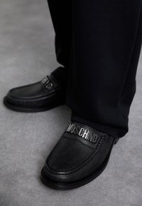 MOSCHINO SCARPA UOMO Zapatos sin cordones nero/negro