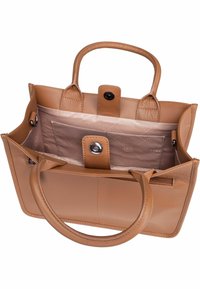 Sac à main en cuir tan avec de courtes poignées, intérieur matelassé beige, fermeture magnétique et poche zippée. Lignes épurées et texture lisse.