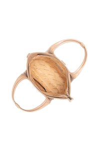 Beige Lederhandtasche mit zwei Griffen, offener Reißverschluss, der ein geräumiges Innenleben mit markiertem Stofffutter und innerer Reißverschlusstasche zeigt.