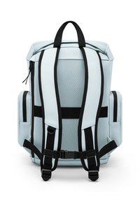 Helles blaues Backpack mit Mesh-Einsätzen, schwarzen Riemen und einem oberen Griff. Verfügt über Seitentaschen und verstellbare gepolsterte Riemen für Komfort.