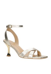 Sandal con tacco argento metallizzato con cinturini incrociati, cinturino alla caviglia e dettagli in tono oro sul tacco. Texture liscia e design open toe.