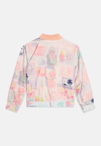 Kurtka w pastelowych kolorach z lekkiego, cienkiego materiału z wzorami kwiatów i znaczków; elastyczne mankiety i pas; okrągły kołnierz w kolorze brzoskwiniowym.
