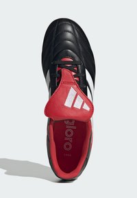Sort læder fodboldsko med røde accenter og hvide striber. Har en quiltet overdel, snørelukning og en polstret pløse med logo.