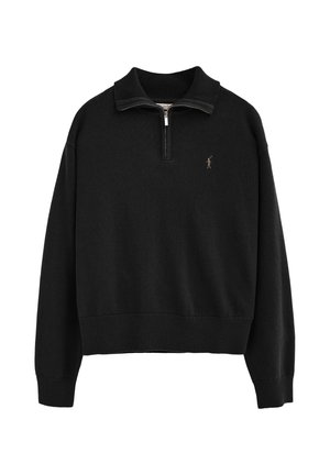 Schwarzer Langarm-Pullover mit halb geöffnetem Reißverschluss am Kragen und kleinem gesticktem Logo auf der linken Brust.