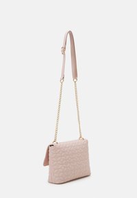 Bolso de mano acolchado en color rosa con forma rectangular, que presenta una correa de cadena dorada y una textura suave. Cierre de solapa y detalles de hardware mínimos.