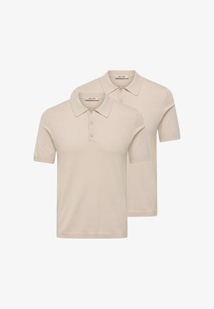 To beige polo shirts med korte ærmer, tre knapper og krave, lagdelt mod en hvid baggrund.