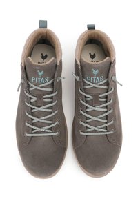 Scarpe high-top grigie in suede con lacci grigi chiari. Presentano un collare imbottito e il marchio "PITAS" in blu, con un logo stampato all'interno.