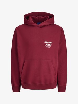 Mørkerød hettegenser med frontlomme og hvit tekst "Originals Studio" trykt på venstre bryst.