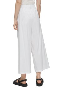 s.Oliver BLACK LABEL Stoffhose - weiß
