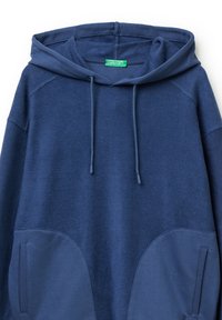 Sudadera azul marino con un acabado texturizado, capucha con cordón ajustable y grandes bolsillos frontales con acentos de tela lisa en contraste.