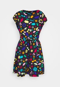 Lyhythihainen mekko, jossa musta pohja ja värikkäitä kuvioita, kuten kukkia, tähtiä ja sateenvarjoja; vyötäröllä kiristysnauha.